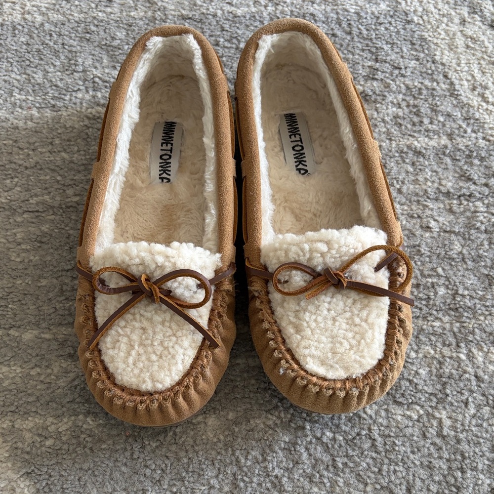 Minnetonka Tan and Cream Moccasin Slippers